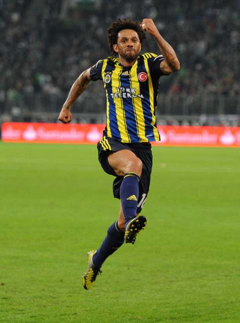 FENERL� FUTBOLCU HAKAN ޞ�K�R�N REKORUNU KIRDI