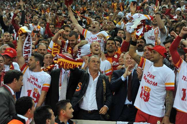 GALATASARAYLI FUTBOLCULARIN ޞAMP�YONLUK SEV�NC�