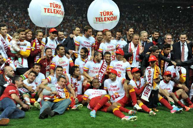 ARENADA FENERL�LER� KIZDIRAN ޞARKI