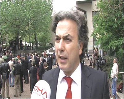 M�nih Eyalet Y�ksek Mahkemesi �n�nde Protesto