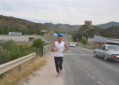 Beyaz Show'a Ko�an Maratoncu Ak�n, Bilecik'e Geldi