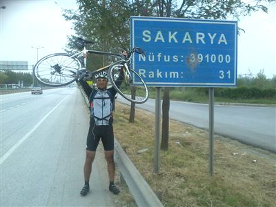 Bisikletle 15 Saatte 400 Kilometre Yol Kat Ettiler