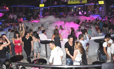 Kemer'de 'K�p�kl�' E�lence Ba�lad�