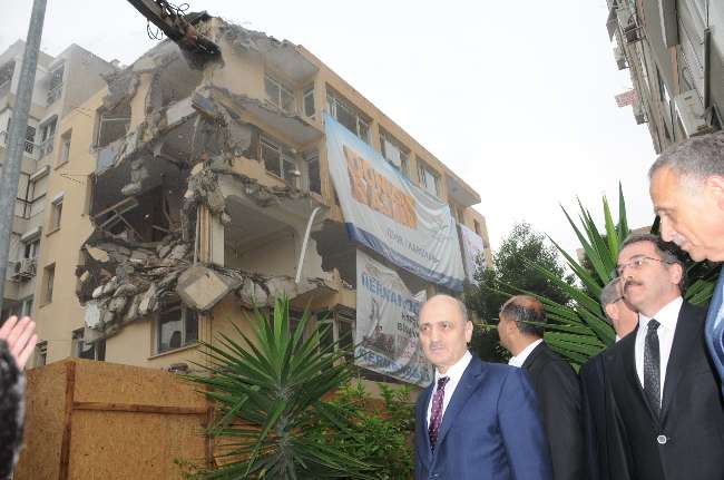 BAKAN BAYRAKTAR: �ZM�RDE �STED���M�Z NOKTADA DE��L�Z