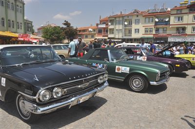 40 Klasik Otomobil Tutkunu Afyon'da G�steri Yapt�i Tarihi Yerleri Gezdi