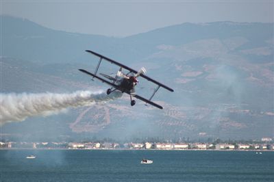 Akrobasi Pilotlar�n�n G�sterileri Nefes Kesti