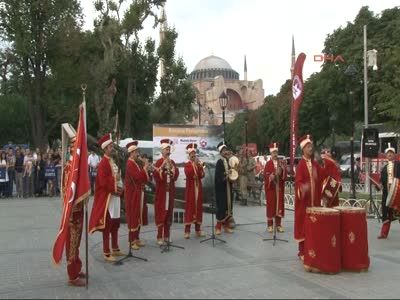 * Ramazan Ay�n�n �lk �ftar Topu Sultanahmet Meydan�'nda D�zenlenen T�renle Patlat�ld�.