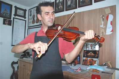 Marangoz Ustas� D�nyan�n En �yi 10 Keman�ndan Birini Yapt�