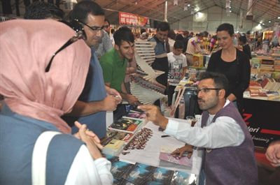 Yazar Sinan Ya�mur, Kitaplar�n� �mzalad�