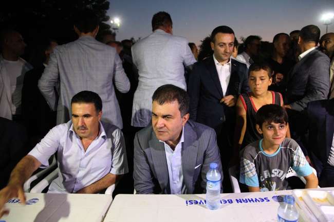 Bakan, hem�ehrileriyle iftar a�t�