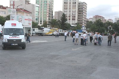 Ergenekon San�klar�na Destek Afi�lerini CHP Minib�s� Ta��d� -