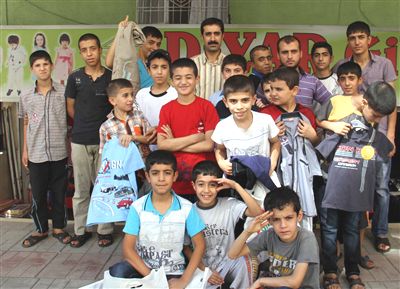 Diyarbak�r Esnaf�, �ki Haftada Kur'an ��renen 100 �ocu�a Bayraml�k Ald�