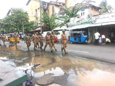Sri Lanka'da Fanatik Budistler Ak�am Namaz�nda Camiyi Ta�lad�