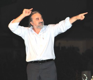 �anakkale ޞehitlerine Naz�m Hikmet ޞiiriyle Seslendi
