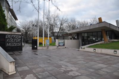 Adapazar�'ndaki Deprem M�zesi Ziyaret�i Ak�n�na U�ruyor