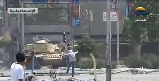 Tank�n �n�ndeki silahs�z genci vurdular