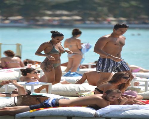 D�vmeli Sevgilisiyle Tatilde