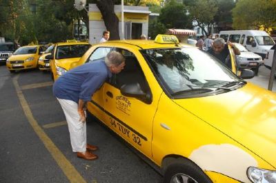 Erol Aksoy Bebek'te Taksici �le Pazarl�k Yapt�
