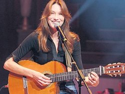 Carla Bruni �ark� s�zlerini unuttu
