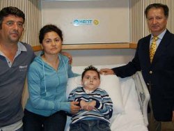 Minik Emre\'ye yapay kafatas� tak�ld�